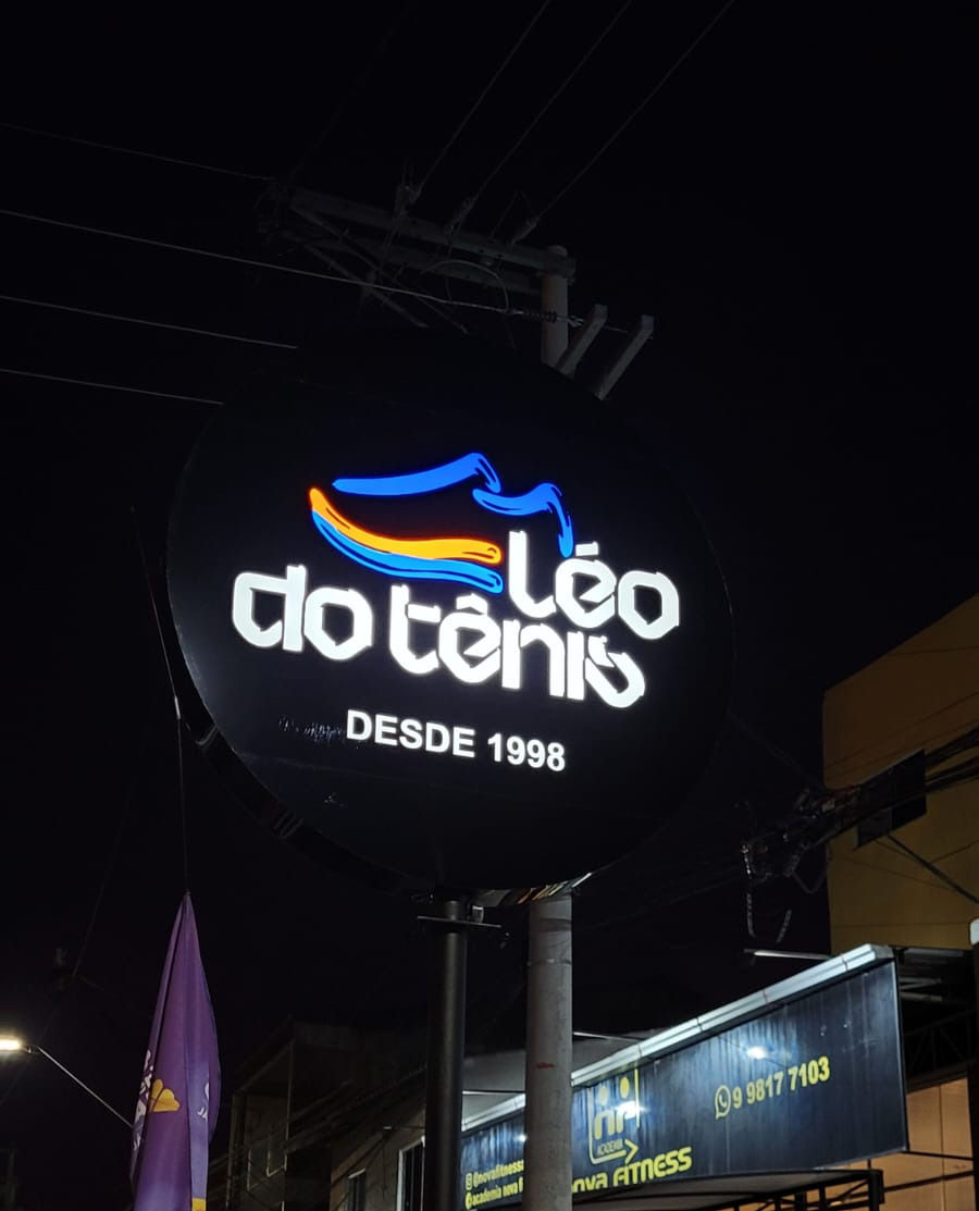 Letreiro bandeira de ACM preto brilho com corte digital e iluminação interna.