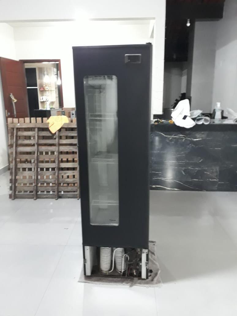 Adesivação de freezer com adesivo preto fosco.