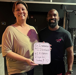 Mujer de 50 años con sobrepeso mejora su equilibrio y confianza en nuestra sede de Panamá.