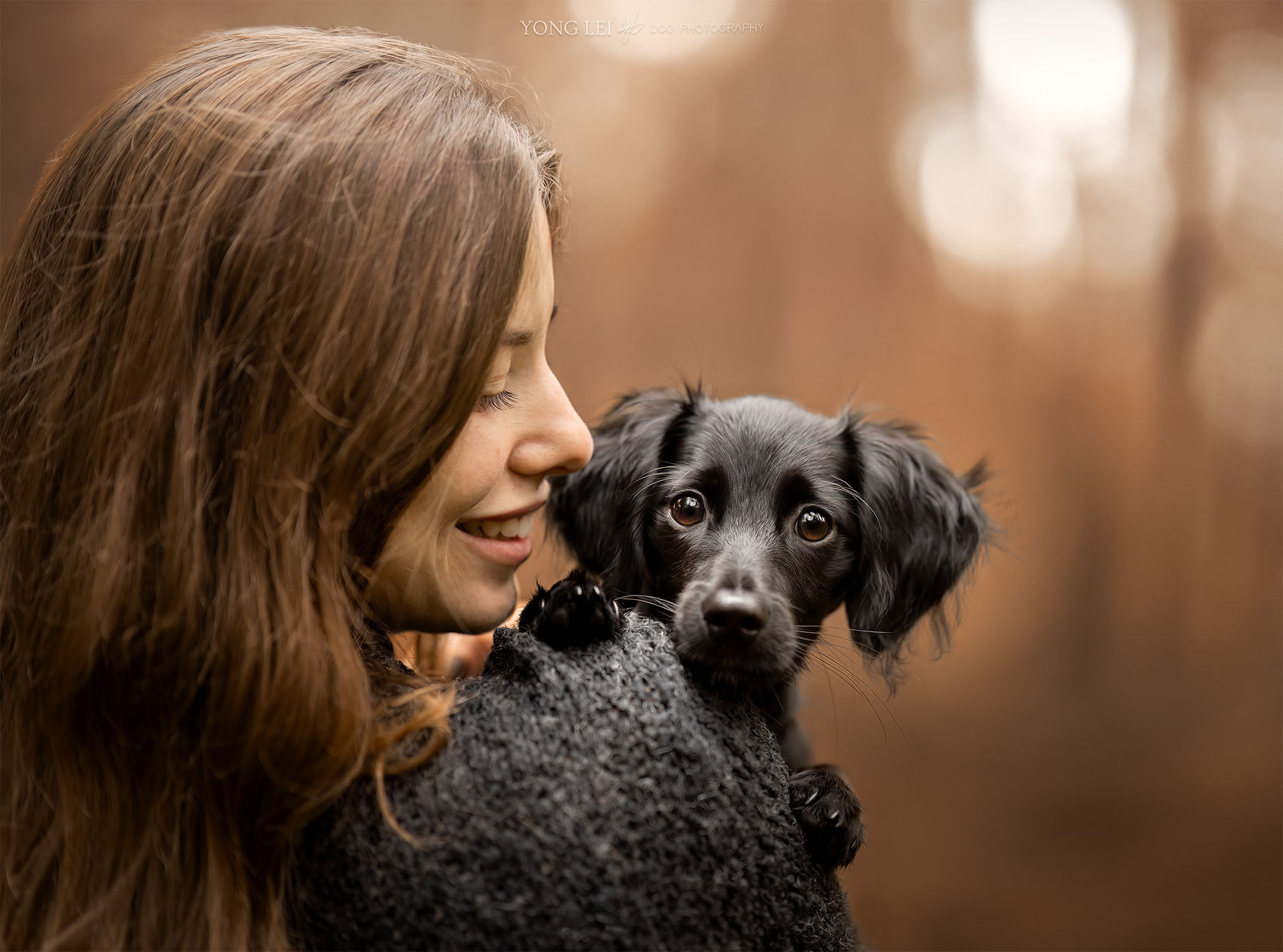 Honden portret van Markies puppy Siebe en zijn baasje tijdens zijn herfstfotosessie in het bos! in Noord-Braband