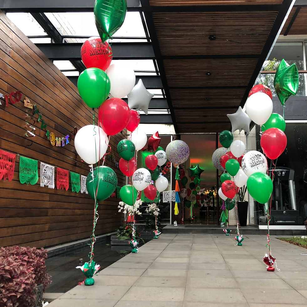 Decoración real con globos en patio como referencia para planear una fiesta exterior con viento