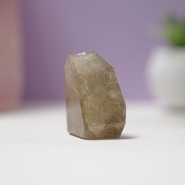 Cuart Fumuriu Rutilat slefuit. Cuart fumuriu natural cu incluziuni rutil.