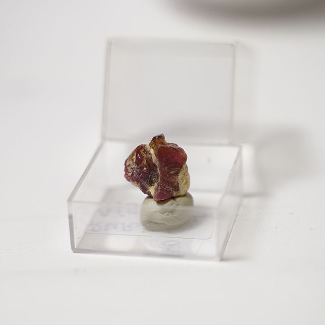 Cristal Rubin brut. Rubin natural. Rubin piatra pretioasa. mineral de colectie unicat si rar