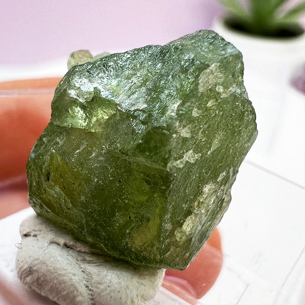 Peridot cristal brut natural, mineral de colectie plus cutie