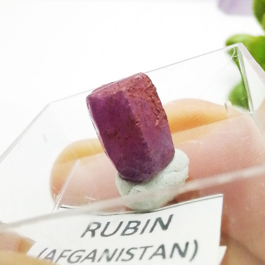 Rubin cristal natural neprelucrat