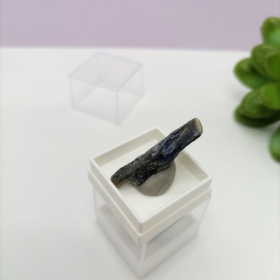 Miniatură: Safir albastru brut, natural