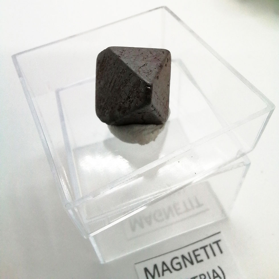 Magnetita brut, cristal magnetit natural