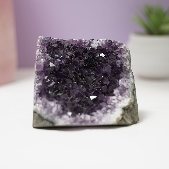 Geoda Ametist cu cristale naturale. pietre semipretioase decorative