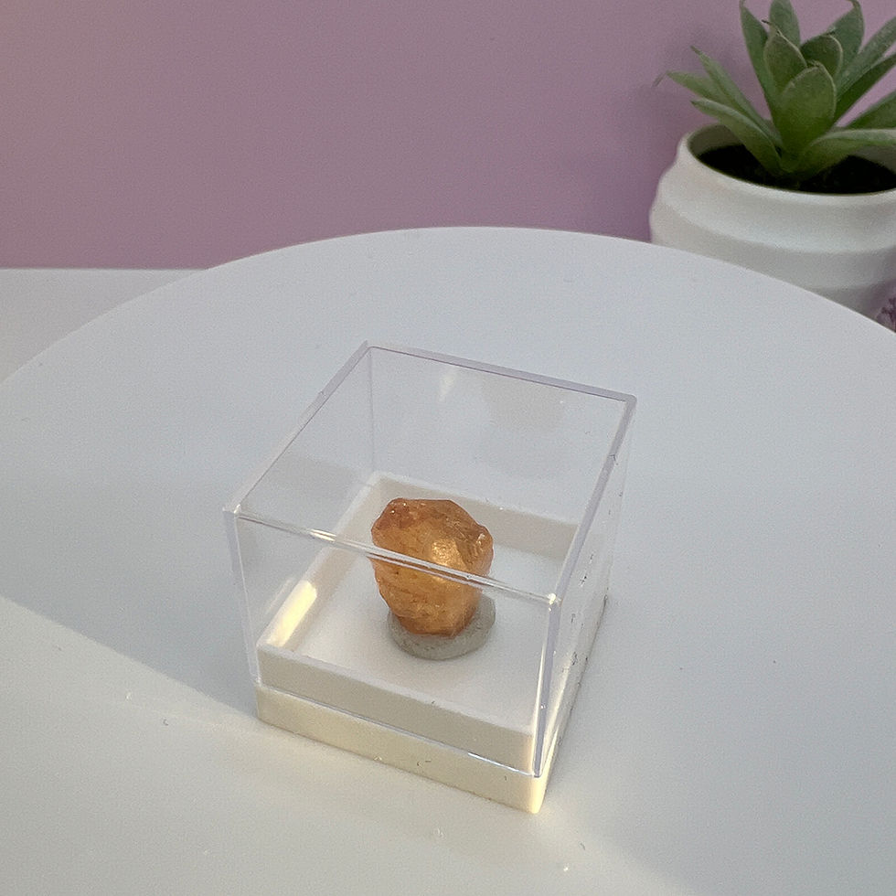 Miniatură: Topaz brut cristal si cutie pentru colectie