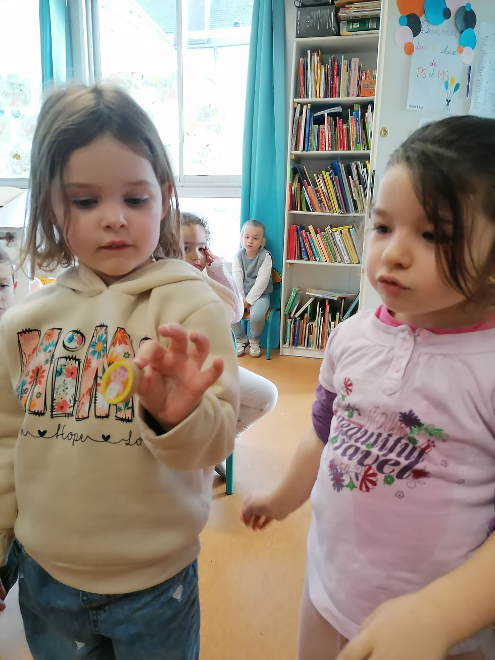 Le petit Jésus viendra dans la crèche à Noël. En attendant, nous avons installé l'étable, les animaux, le berger, l'ange, Joseph et Marie. Et bien sûr l'étoile qui guide les bergers puis les Mages. 
