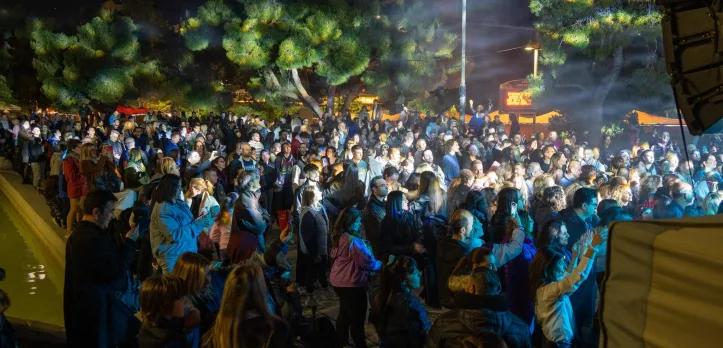 Ατελείωτος χορός στην Πλατεία της Νέας Σμύρνης με τους Onirama