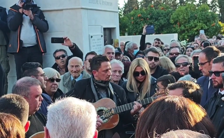 Θλίψη στην κηδεία της Καίτη Γκρέυ, πλήθος κόσμου αποχαιρέτησε τη μεγάλη ερμηνεύτρια