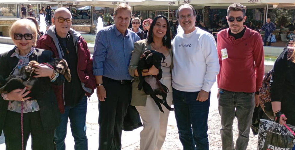 Πλήθος κόσμου στη γιορτή Υιοθεσίας Αδέσποτων στην Πλατεία της Νέας Σμύρνης