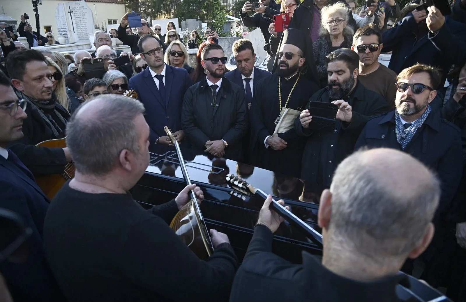 Θλίψη στην κηδεία της Καίτη Γκρέυ, πλήθος κόσμου αποχαιρέτησε τη μεγάλη ερμηνεύτρια