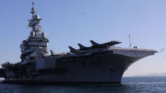 Στον Φαληρικό Όρμο αγκυροβόλησε το Γαλλικό αεροπλανοφόρο Charles De Gaulle