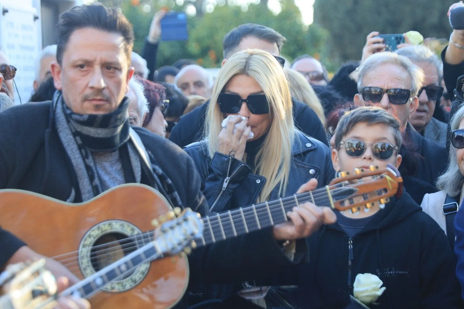 Θλίψη στην κηδεία της Καίτη Γκρέυ, πλήθος κόσμου αποχαιρέτησε τη μεγάλη ερμηνεύτρια