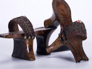 Ένα ζευγάρι τσόκαρα για το χαμάμ από τη Μ. Ασία εκτίθεται στην Εστία Νέας Σμύρνης