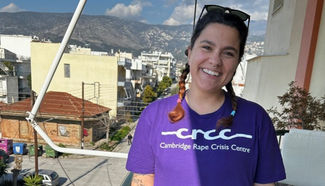 Συμμετοχή νεαρής δρομέα στον Ποσειδώνιο Ημιμαραθώνιο 2025 για φιλανθρωπικό σκοπό