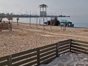 Τα συνεργεία του Δήμου Παλαιού Φαλήρου φροντίζουν την παραλία