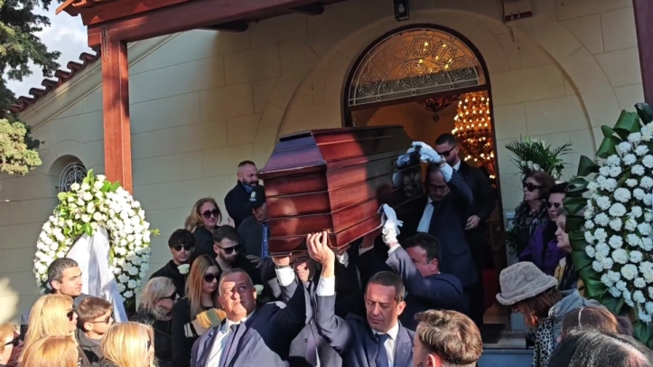 Θλίψη στην κηδεία της Καίτη Γκρέυ, πλήθος κόσμου αποχαιρέτησε τη μεγάλη ερμηνεύτρια