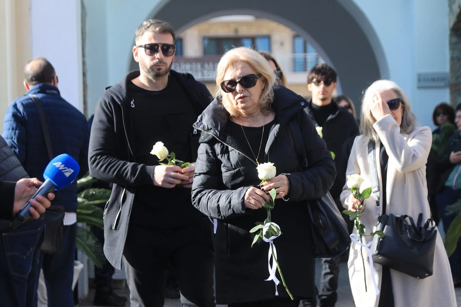 Θλίψη στην κηδεία της Καίτη Γκρέυ, πλήθος κόσμου αποχαιρέτησε τη μεγάλη ερμηνεύτρια