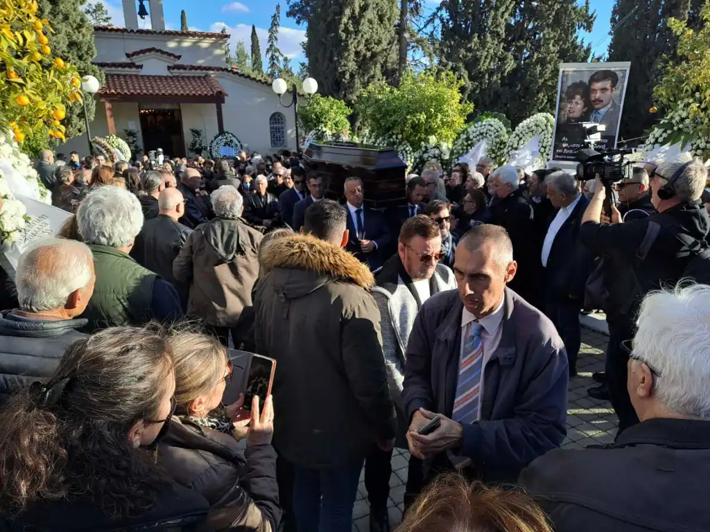Θλίψη στην κηδεία της Καίτη Γκρέυ, πλήθος κόσμου αποχαιρέτησε τη μεγάλη ερμηνεύτρια