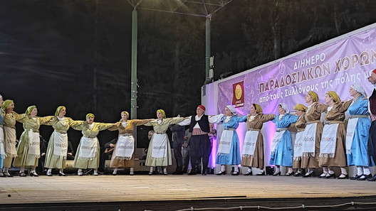 Πρωτομαγιά 2025: Πανόραμα παραδοσιακών χορών παρουσιάστηκαν στο Άλσος της Νέας Σμύρνης