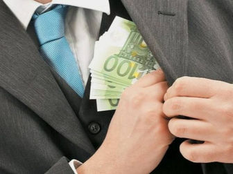 Στην παγίδα επιτήδειου έπεσε ηλικιωμένη στην οδό 40 Εκκλησιών στη Νέα Σμύρνη η οποία είδε όλα της τα χρήματα να κάνουν «φτερά».