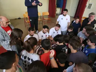 «Η μπάλα στα παιδιά»: Επίσκεψη καλαθοσφαιριστών του Πανιωνίου στο 3ο Δημοτικό Σχολείο Νέας Σμύρνης