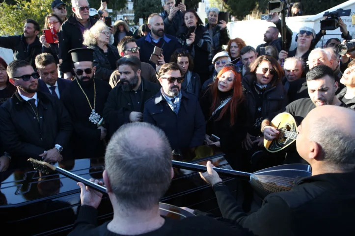 Θλίψη στην κηδεία της Καίτη Γκρέυ, πλήθος κόσμου αποχαιρέτησε τη μεγάλη ερμηνεύτρια