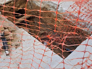 Η Cosmote άφησε ανοιχτή τρύπα μπροστά σε πάρκινγκ