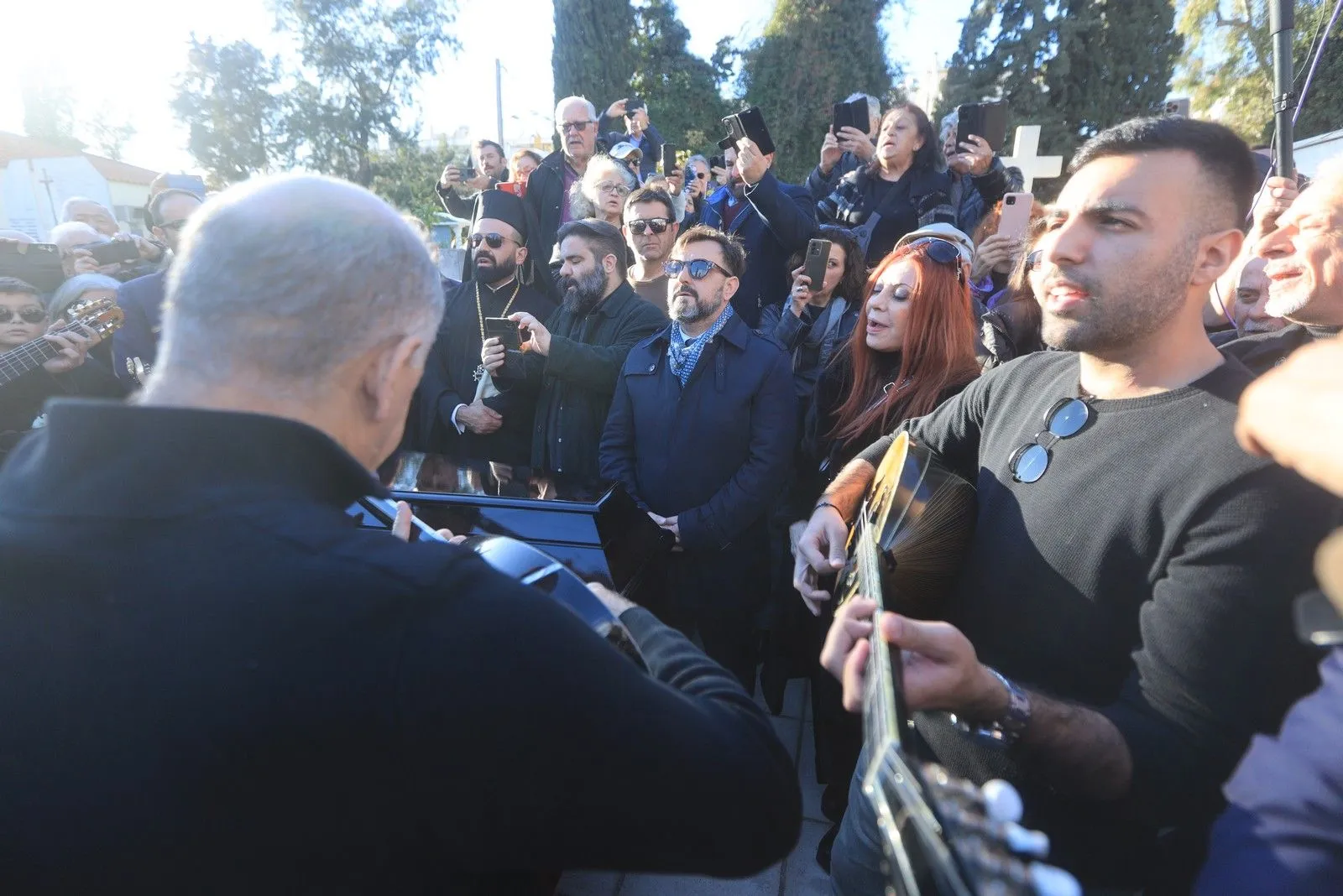 Θλίψη στην κηδεία της Καίτη Γκρέυ, πλήθος κόσμου αποχαιρέτησε τη μεγάλη ερμηνεύτρια
