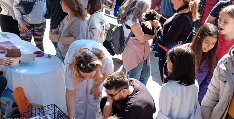 Πλήθος κόσμου στη γιορτή Υιοθεσίας Αδέσποτων στην Πλατεία της Νέας Σμύρνης