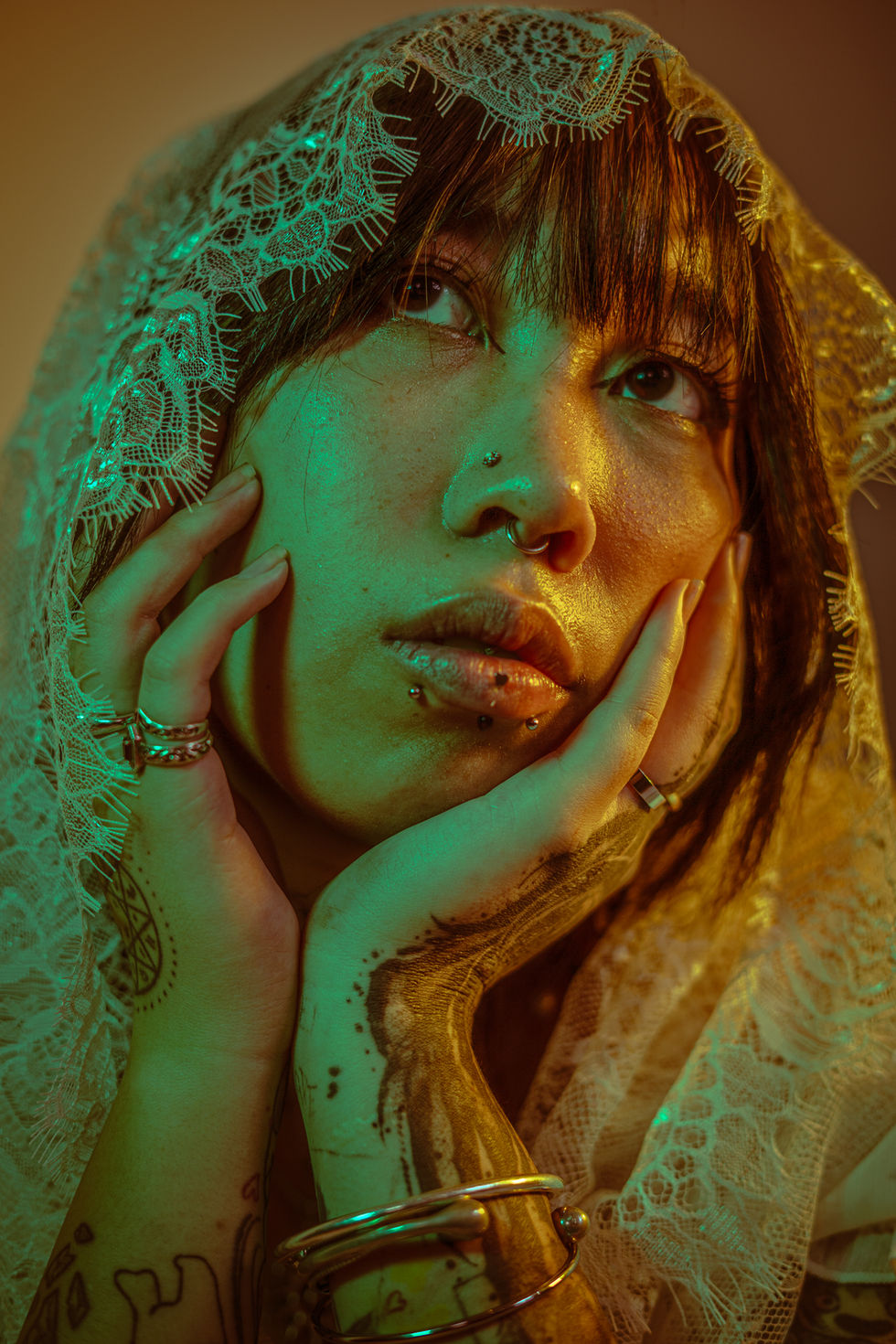 Photo d'une femme dans les tons verts et jaunes