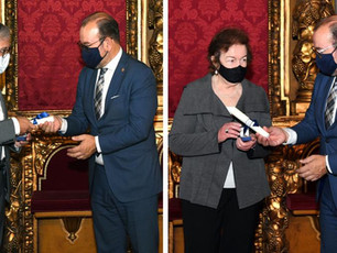 Margarida Mª Krohling Kunsch e Moisés de Lemos Martins reciben as Insignias de Ouro da USC