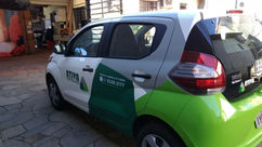 Carro branco com adesivo verde