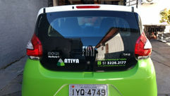 Carro branco com adesivo verde