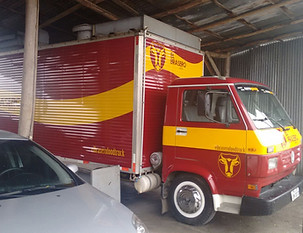 caminhão adesivado vermelho e amarelo