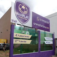 Fachada de futsal com acm e vidro adesivado