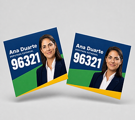 Colinha em cartão com número de candidata fictícia, mockup de estúdio