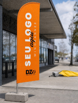 Um wind banner laranja da DZ9 em pé e firme ao vento, enquanto outro amarelo está derrubado no chão