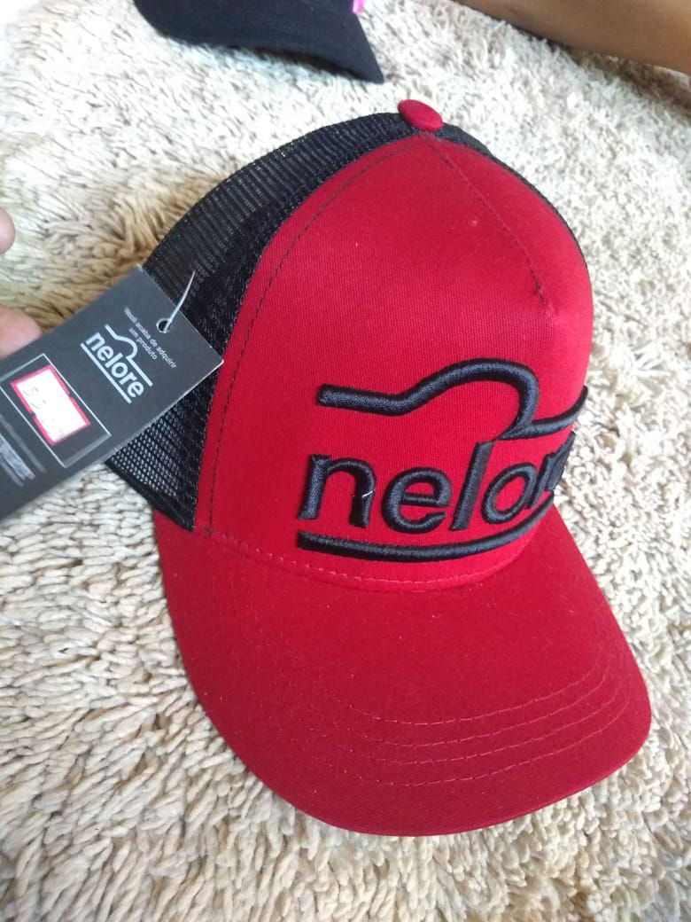 BONE NELORE VERMELHO E PRETO