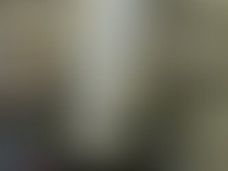 Chauffe-eau rouillé dans une buanderie – signe de corrosion avancée