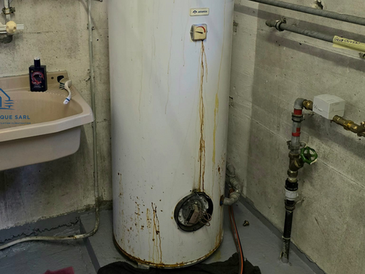 Chauffe-eau rouillé dans une buanderie – signe de corrosion avancée