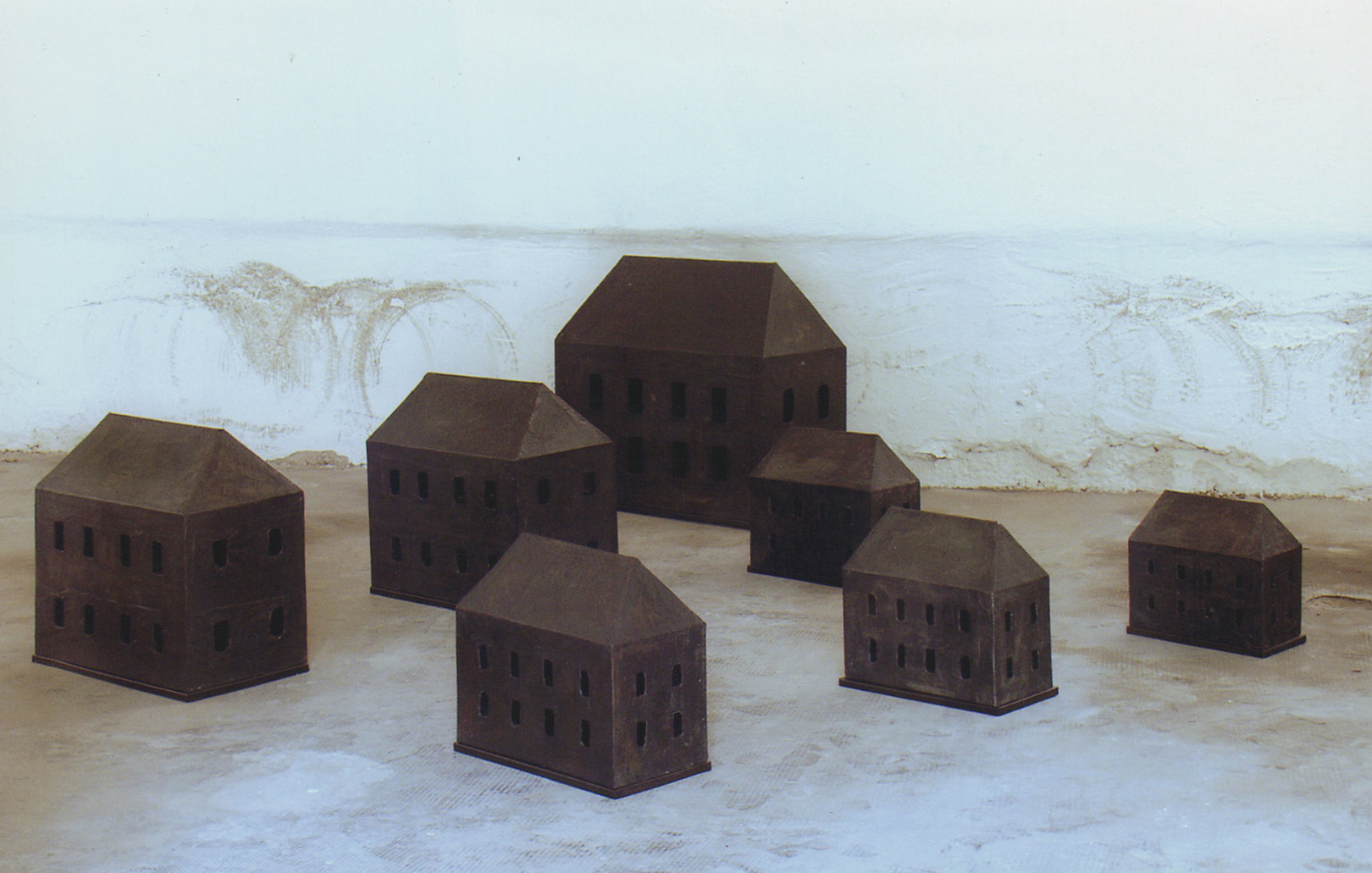 Senza titolo, 2002, cartone metallo, misure varie