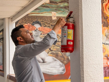 Protección Civil realiza mantenimiento preventivo a extintores en la Presidencia Municipal