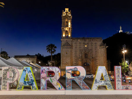Gobierno de Parral renueva letras monumentales en la Plaza de la Identidad para fortalecer la imagen urbana y el turismo