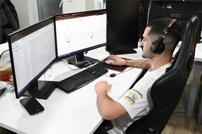 Dispatcher работи со слушалки и следи пратки на повеќе монитори користејќи dispatch софтвер