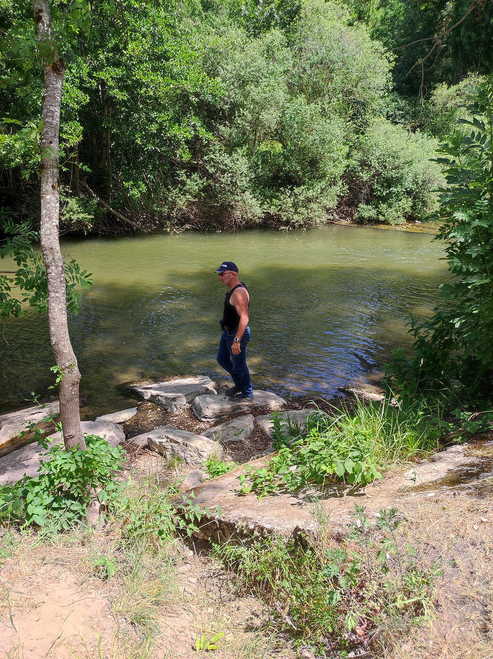 touriste en train de découvrir les Gorges du Tarn lors de son séjour au gîte de la Baume, à la Malène, en Lozère. Vacances d'été parfaites en pleine nature, fraîcheur et douceur de vivre.