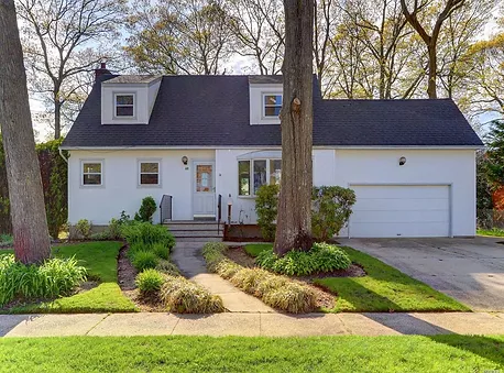 62 Grand Blvd, Massapequa Park, NY